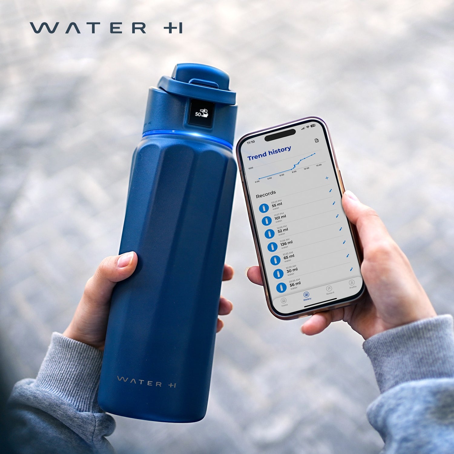 Mavi WaterH akıllı termos ve yanında uygulama arayüzü açık olan telefon görülüyor. Termosun üzerindeki LED ekran aktif durumda.